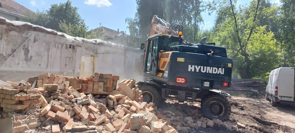 Atliekame sandėlių griovimo darbus su ekskavatoriais ir atliekų išvežimu Vilniuje