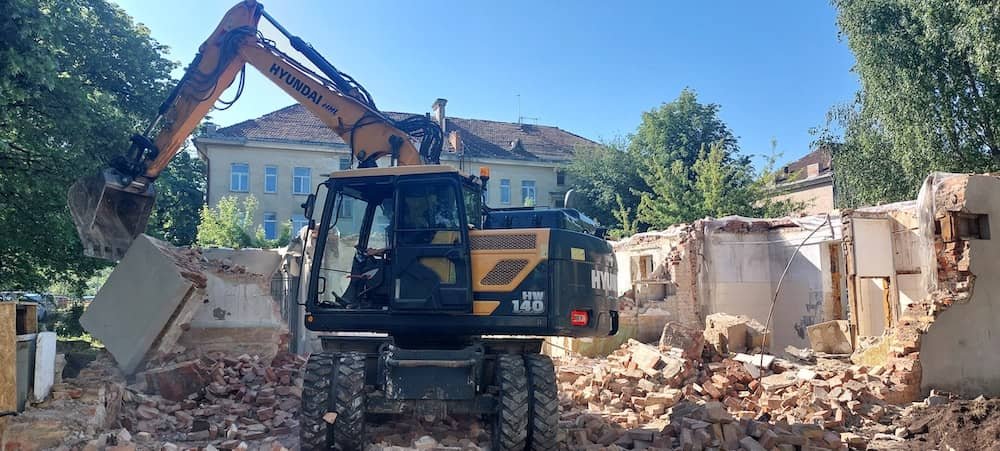 Griauname senus sandėlius Vilniuje – profesionaliai ir saugiai su technika