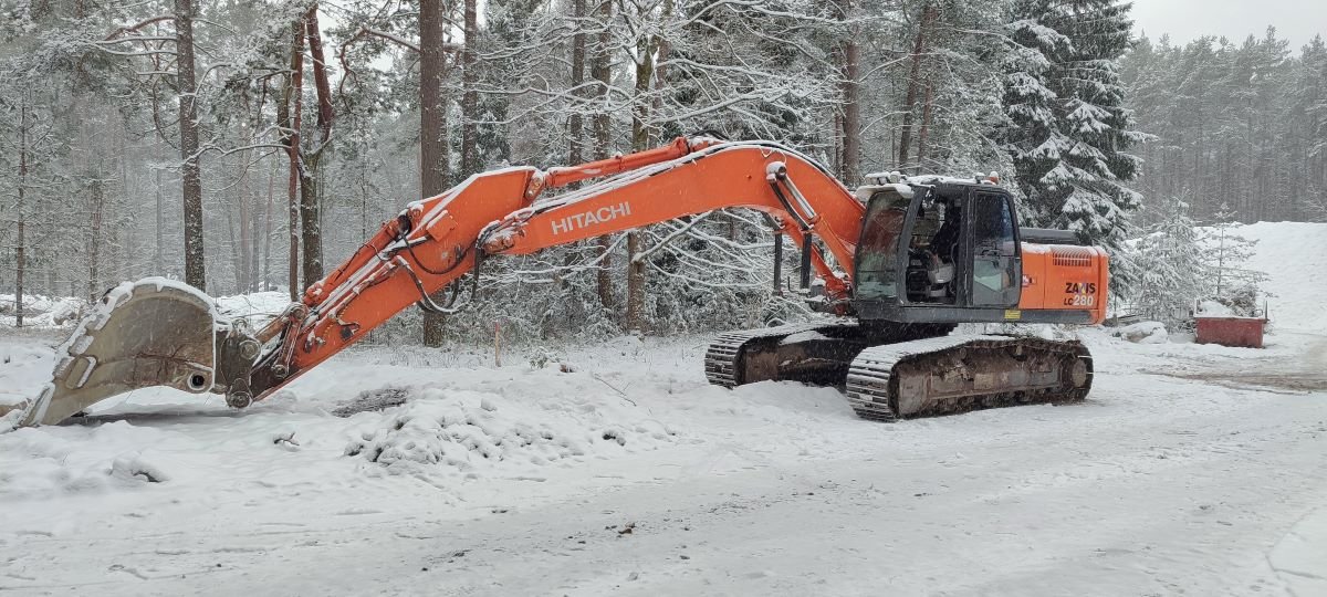 Darbai prie kelių atliekami ekskavatoriumi