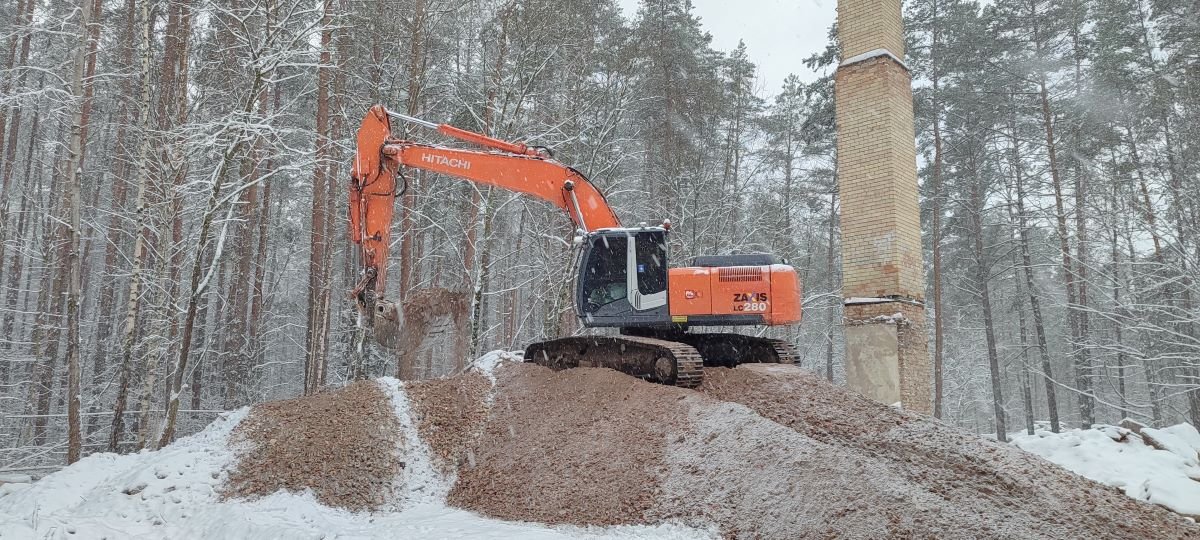 Žemės kasimo ir lyginimo darbai su ekskavatoriumi Vilniuje